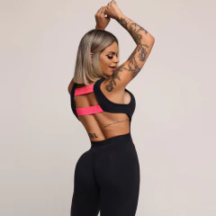 MACACÃO NOCAUTE EMPINA BUMBUM PRETO COM ELÁSTICO ROSA NEON - MB Musa Fitness