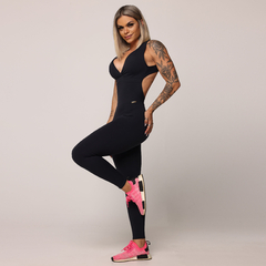 MACACÃO NOCAUTE EMPINA BUMBUM PRETO COM ELÁSTICO ROSA NEON na internet
