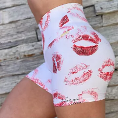 SHORT EMPINA BUMBUM RED KISS WHITE EXCLUSIVO
