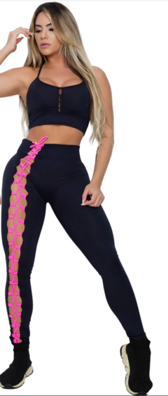 CONJUNTO FUSO EMPINA BUMBUM PRETO COLMÉIA LATERAL PINK COM TOP TRAVETTI PRETO