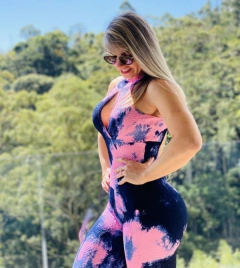 MACACÃO EMPINA BUMBUM JACQUARD CROCO TIE DYE ROSÁCEO COM MARINHO on internet