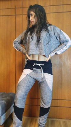 Conjunto Feminino Cropped Moletinho Capuz + Calça Moletom Com Bolso Orbis Rosa na internet