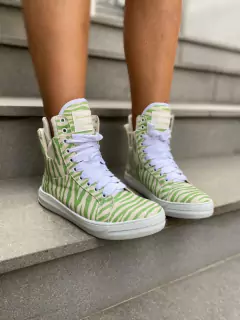 TÊNIS COLLAB JUJU SALIMENI HARDCOREFOOTWEAR ANIMAL PRINT ZEBRA GREEN
