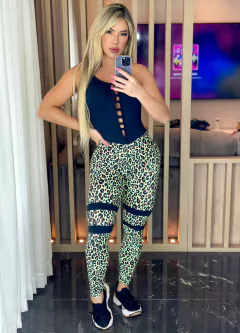 MACACÃO ANIMAL PRINT DETALHE NO BUSTO E PERNAS EXCLUSIVO