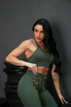 CONJUNTO VERDE MILITAR FUSO COLMEIA E TOP PALITO FRENTE ÚNICA - MB Musa Fitness