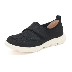 Tênis ortopédico bico largo para idosos e diabéticos, na cor preta, com fechamento em velcro e solado branco.