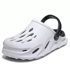 Sandália anatômica Crocs na cor branca, com design ventilado e alça preta, ideal para conforto e uso casual.