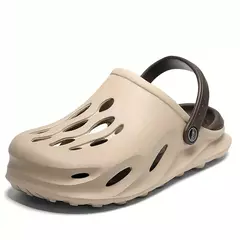 Sandália anatômica Crocs na cor bege com detalhes em marrom, ideal para uso confortável e casual.