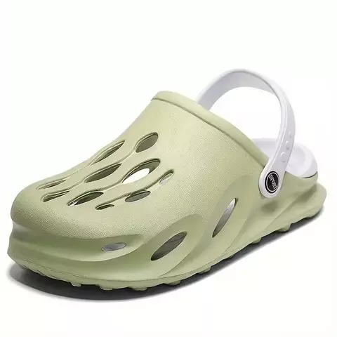 Sandália anatômica Crocs na cor verde claro, com design leve e furos para ventilação.