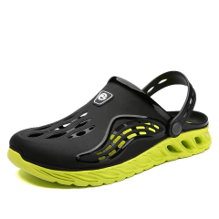 Sandália anatômica Crocs na cor preta com detalhes em amarelo, modelo Summer Clog®.