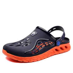 Sandália anatômica Crocs na cor azul e laranja, modelo Summer Clog® com design ventilado e solado flexível.