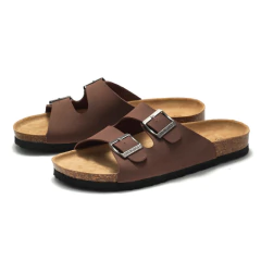 Sandália Birken unissex em couro marrom com fivelas prateadas, ideal para conforto diário.