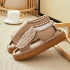 Sandália ortopédica bege para pés largos e diabéticos com velcro ajustável e solado acolchoado