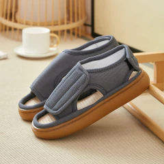 Sandália ortopédica cinza para pés largos e diabéticos, com design confortável e solado antiderrapante.