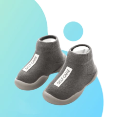 Tênis meia infantil cinza da marca Self-Care com solado flexível e design confortável