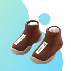 Tênis meia infantil marrom da marca Self-Care com solado branco