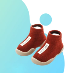 Tênis meia infantil na cor vermelha com detalhe em branco, da marca Self-Care®.
