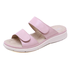 Slide ortopédico feminino em couro na cor rosa, com fechos em velcro e solado branco.