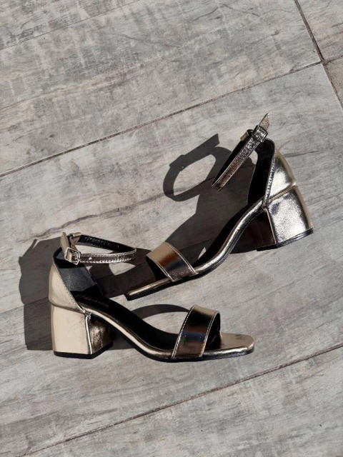 SANDALIA REMI SIMIL CUERO - ORO - comprar online