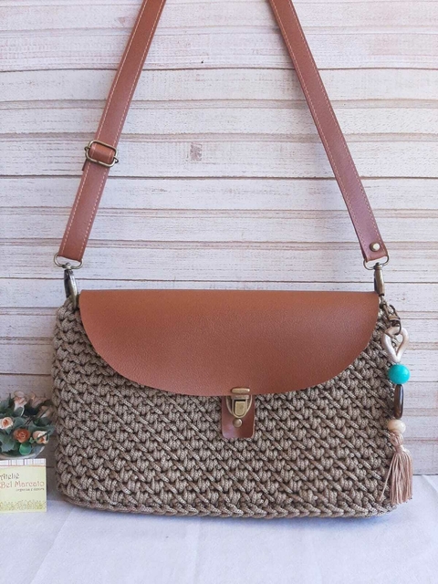 Bolsa de crochê transversal com aba e fecho metal ouro velho Ref135 - comprar online