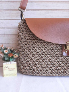 Bolsa de crochê transversal com aba e fecho metal ouro velho Ref135 na internet