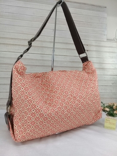 Molde bolsa banana, versátil e atual. na internet
