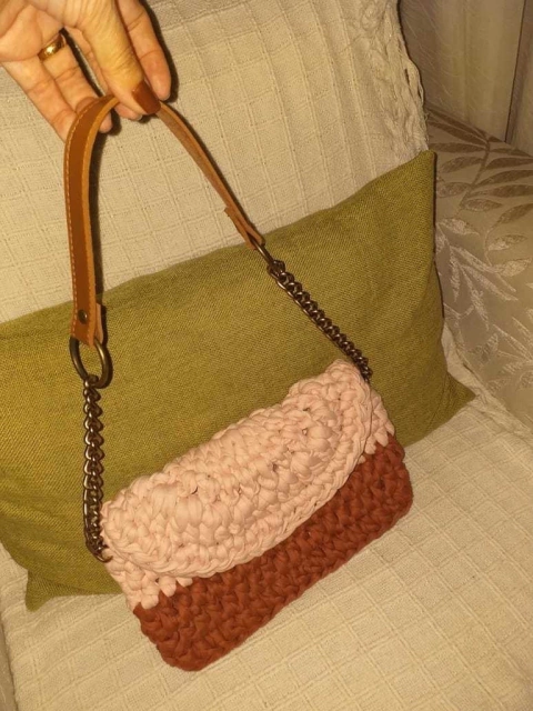 Alça de couro eco com corrente ouro velho várias CORES 60 cm c/ mosquetão