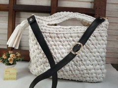 Bolsa de mão de crochê off white e alça preta detalhe fivela Ref 94