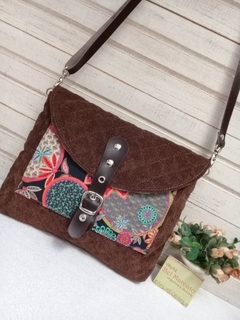 Bolsa transversal, pequena mas muito prática com fecho botão imantado