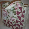Bolsa de mão elegante, leve e na medida certa.