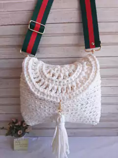 Bolsa de crochê tiracolo com aba e alça colorida off white Ref 77 na internet