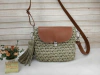 Bolsa de crochê transversal com aba e fecho metal Ref 105