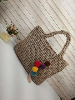 Bolsa de crochê média com chaveiro pompom Ref 99 - comprar online