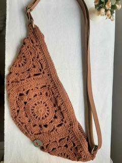 Bolsa Pochete em crochê artesanal alça transversal mocha mousse na internet