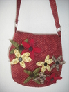 Bolsa transversal patchwork super espaçosa com flores