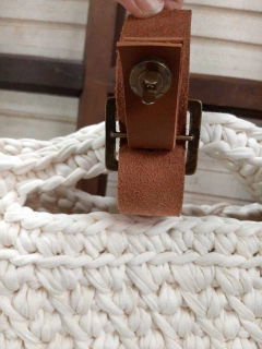 Fecho para bolsa com detalhe fivelão e botão imã na internet