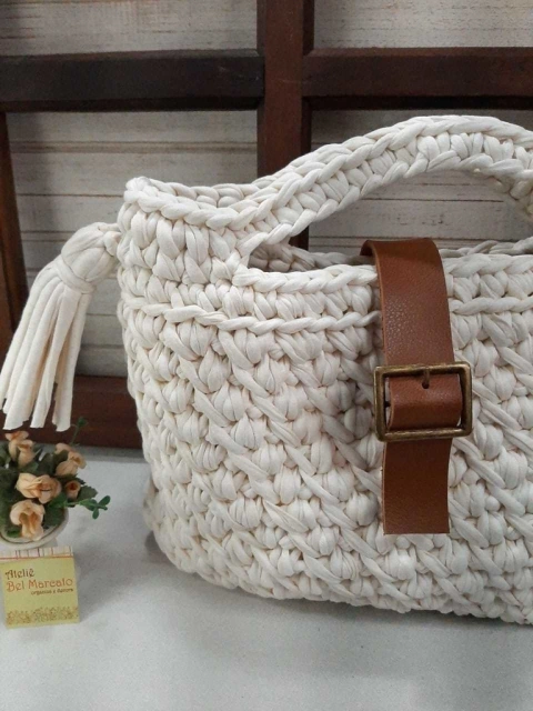 Fecho para bolsa com detalhe fivelão e botão imã
