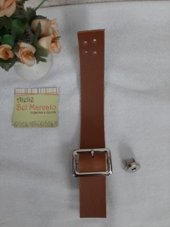 Fecho para bolsa com detalhe fivelão e botão imã