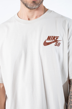 Camiseta Nike SB Logo na internet