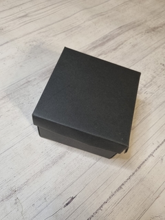 CAJA CARTON CUADRADA NEGRA