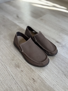 ZAPATOS CROCS SANTA CRUZ MARRON