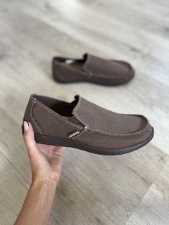ZAPATOS CROCS SANTA CRUZ MARRON en internet