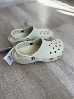 CROC CLASSIC BONE en internet