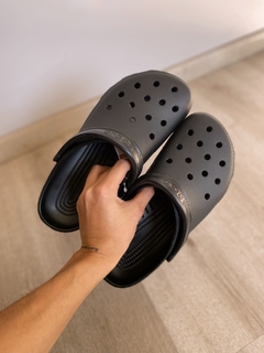 CROC CLASSIC BLACK - comprar online