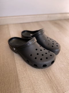 CROC CLASSIC BLACK en internet