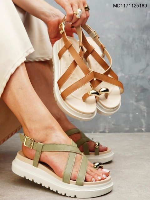 SANDÁLIA PAPETE MODARE 7200.107 – ULTRACONFORTO, PLATAFORMA GLAM E DETALHE DOURADO FIX - comprar online