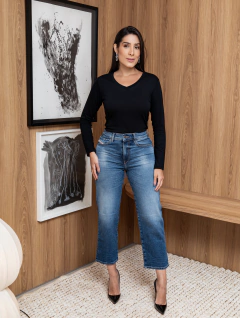 Camiseta Básica Mangas Longas PRETA - Gola "V" - loja online