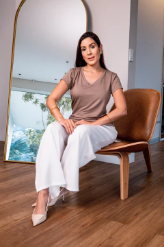 Camiseta Básica, Bege Trufa, Professora "Fátima" - Lucinha Correia