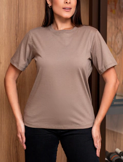 Camiseta "Podrinha" Bege Trufa, Professora "Fátima" - comprar online