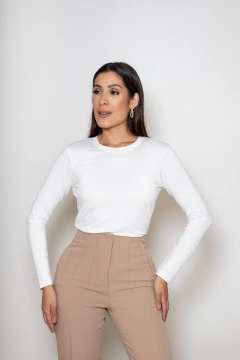 CAMISETA BÁSICA MANGAS LONGAS OFF WHITE - GOLA CARECA - Lucinha Correia